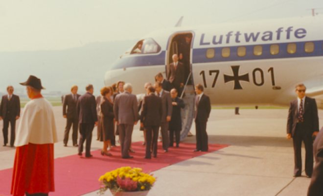 On 22 September 1977 Federal President K. Furgler and Federal Councillor P. Graber receive the German President W. Scheel as well as Foreign Minister H.-D. Genscher at the airport Belp. Source: dodis.ch/50276.