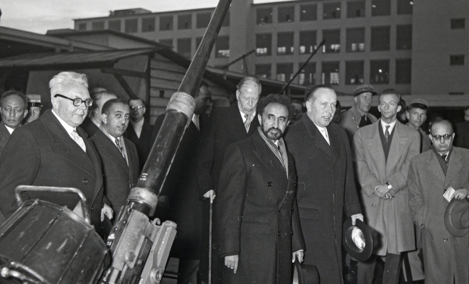 Emil Georg Bührle (back, with walking stick) shows the Ethiopian Emperor Haile Selassie (centre) his cannons in November 1954 (Björn Erik Lindros, ETH-Bildarchiv).