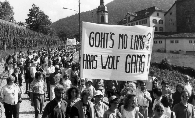 Demonstration against Bishop Wolfgang Haas on 17 June 1990 in Chur. (Keystone-SDA, Keystone, 477127 (RM))