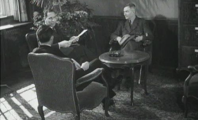 From left to right: federal councillor Max Petitpierre talking to minister Eduard Zellweger (Belgrad) and to Hermann Flückiger, designated as the first envoy to Moscow. «Schweizerische Filmwochenschau» from 5.4.1946.