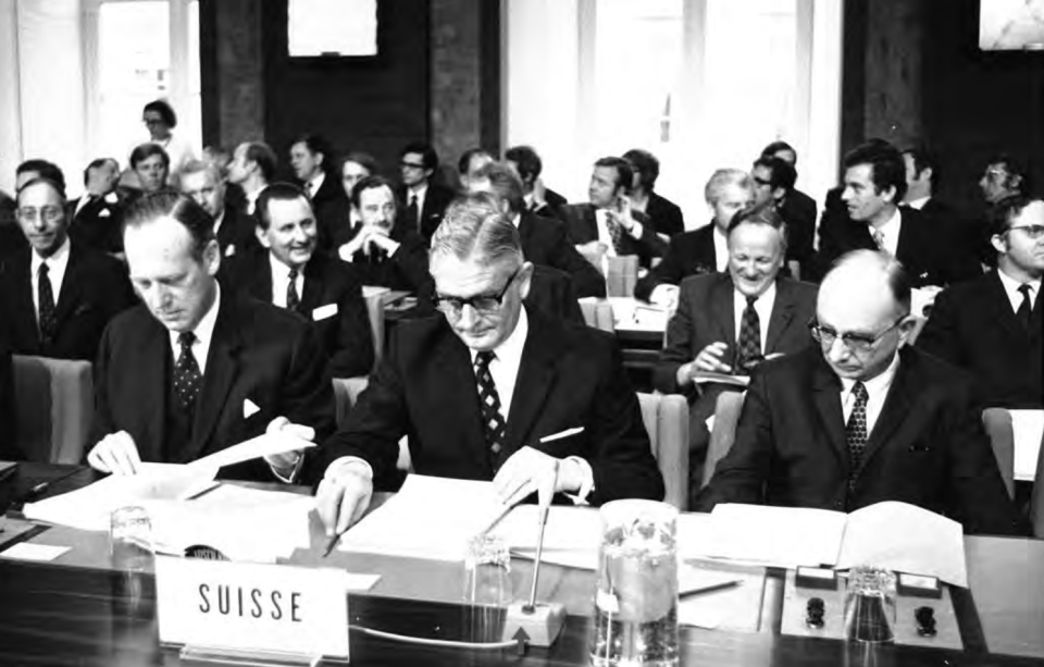 Ambassador Jolles and Federal Councillor Brugger (from left) at the signing of the free trade agreement with the ECC on 22nd of July, 1972, dodis.ch/50546