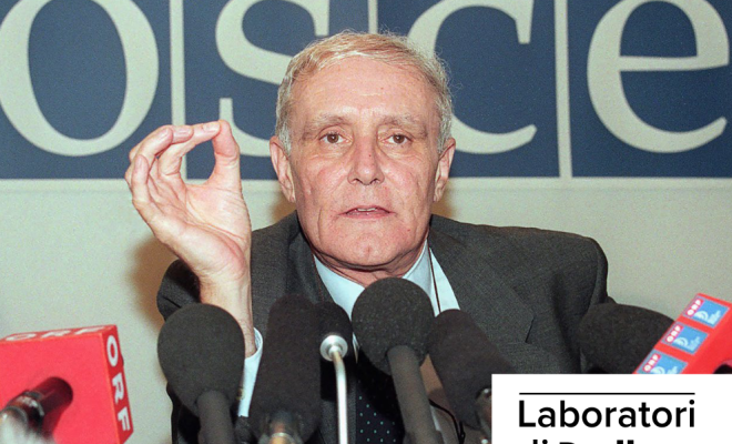 Der Amtierende Vorsitzende der OSZE, Bundesrat Flavio Cotti, erläutert am 25. Juni 1996 in der Wiener Hofburg seinen Entscheid, im September in Bosnien und Herzegowina allgemeine Wahlen durchzuführen (Quelle: Keystone/SDA).